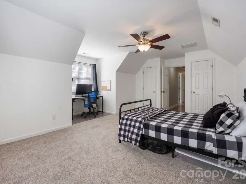 16919 Hampton Crossing Drive, Huntersville, NC 28078.  MLS# CAR4428164, YatesRealty ID 53239. 