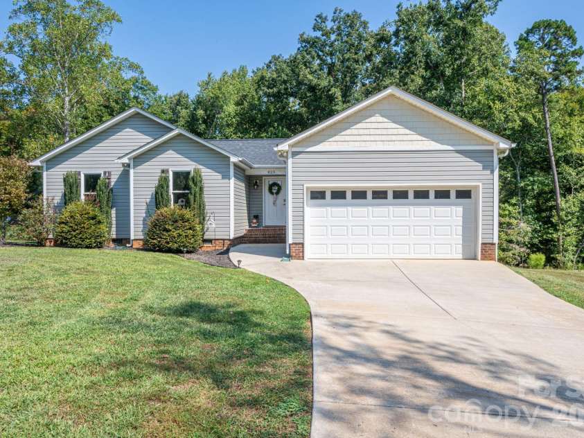 823 Limerick Drive, Dallas, NC 28034.  MLS# CAR4428382, YatesRealty ID 53240. 