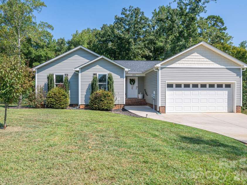 823 Limerick Drive, Dallas, NC 28034.  MLS# CAR4428382, YatesRealty ID 53240. 