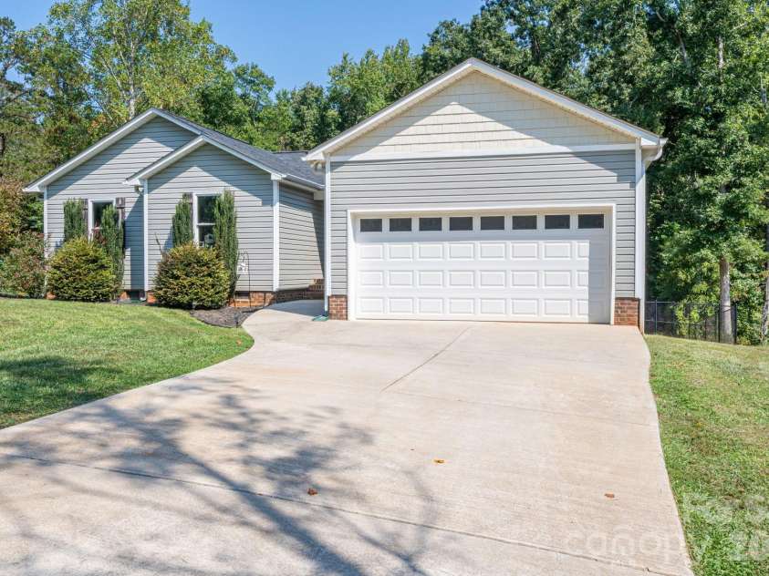 823 Limerick Drive, Dallas, NC 28034.  MLS# CAR4428382, YatesRealty ID 53240. 