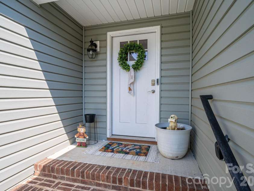 823 Limerick Drive, Dallas, NC 28034.  MLS# CAR4428382, YatesRealty ID 53240. 