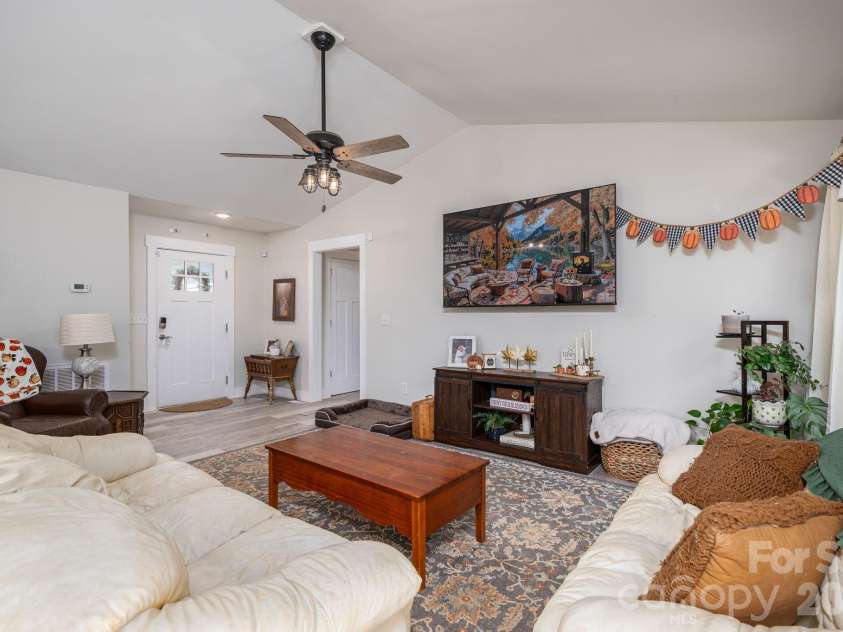 823 Limerick Drive, Dallas, NC 28034.  MLS# CAR4428382, YatesRealty ID 53240. 