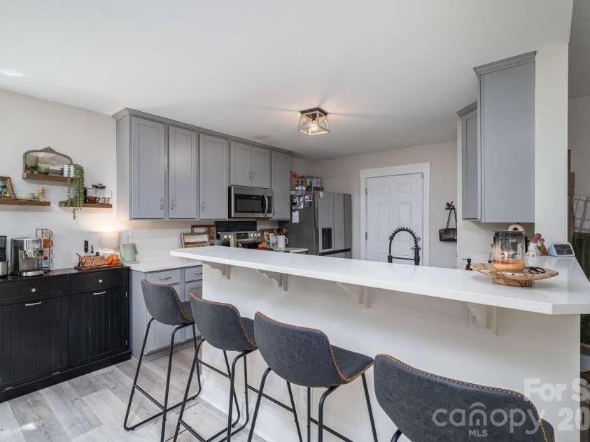 823 Limerick Drive, Dallas, NC 28034.  MLS# CAR4428382, YatesRealty ID 53240. 