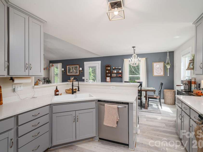 823 Limerick Drive, Dallas, NC 28034.  MLS# CAR4428382, YatesRealty ID 53240. 
