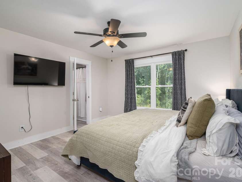 823 Limerick Drive, Dallas, NC 28034.  MLS# CAR4428382, YatesRealty ID 53240. 