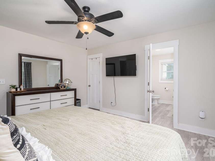 823 Limerick Drive, Dallas, NC 28034.  MLS# CAR4428382, YatesRealty ID 53240. 