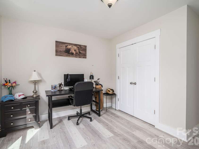 823 Limerick Drive, Dallas, NC 28034.  MLS# CAR4428382, YatesRealty ID 53240. 