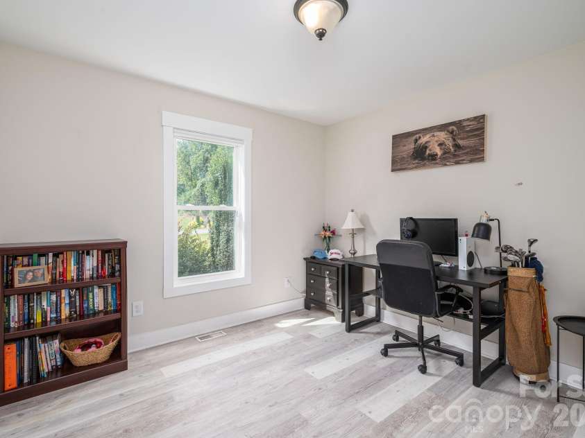 823 Limerick Drive, Dallas, NC 28034.  MLS# CAR4428382, YatesRealty ID 53240. 