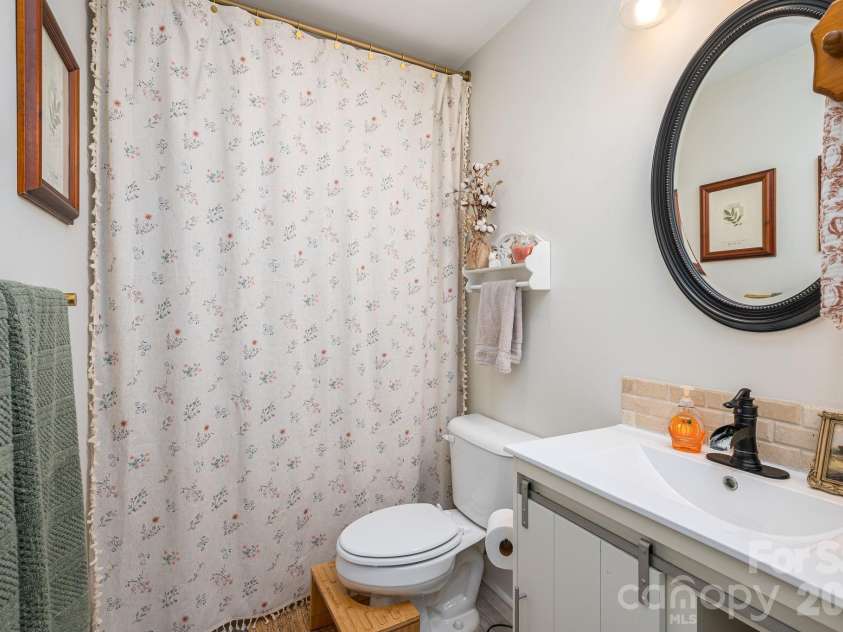 823 Limerick Drive, Dallas, NC 28034.  MLS# CAR4428382, YatesRealty ID 53240. 