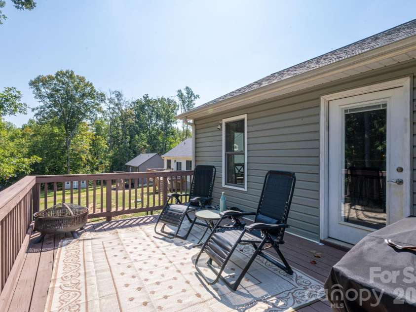 823 Limerick Drive, Dallas, NC 28034.  MLS# CAR4428382, YatesRealty ID 53240. 