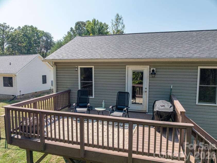 823 Limerick Drive, Dallas, NC 28034.  MLS# CAR4428382, YatesRealty ID 53240. 