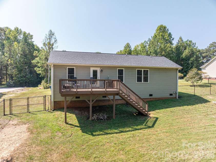 823 Limerick Drive, Dallas, NC 28034.  MLS# CAR4428382, YatesRealty ID 53240. 