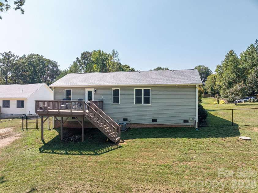 823 Limerick Drive, Dallas, NC 28034.  MLS# CAR4428382, YatesRealty ID 53240. 