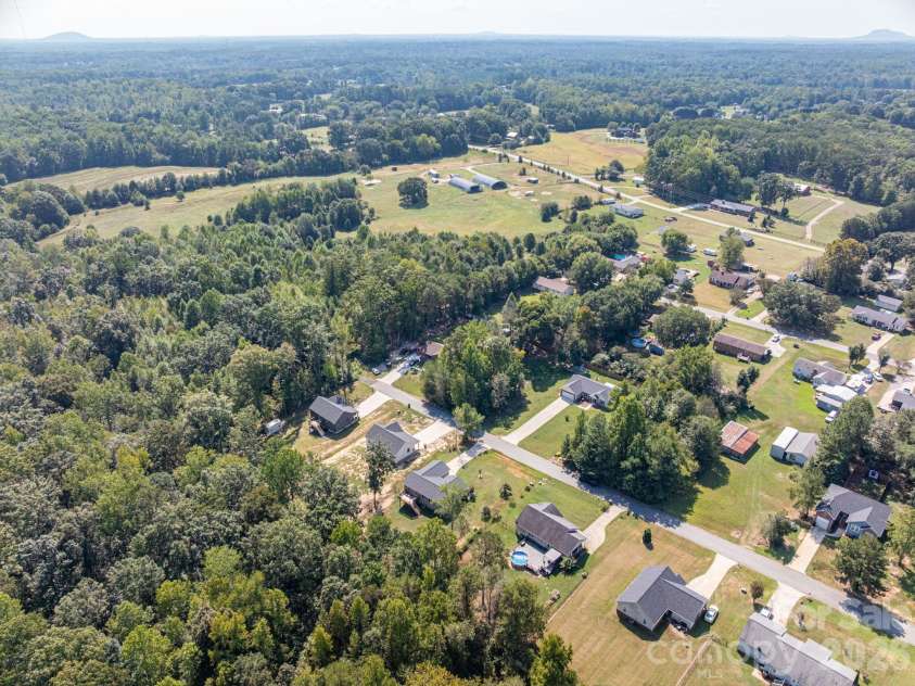 823 Limerick Drive, Dallas, NC 28034.  MLS# CAR4428382, YatesRealty ID 53240. 