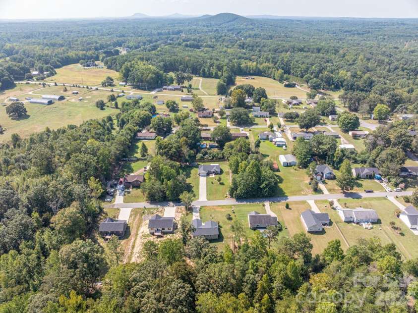823 Limerick Drive, Dallas, NC 28034.  MLS# CAR4428382, YatesRealty ID 53240. 
