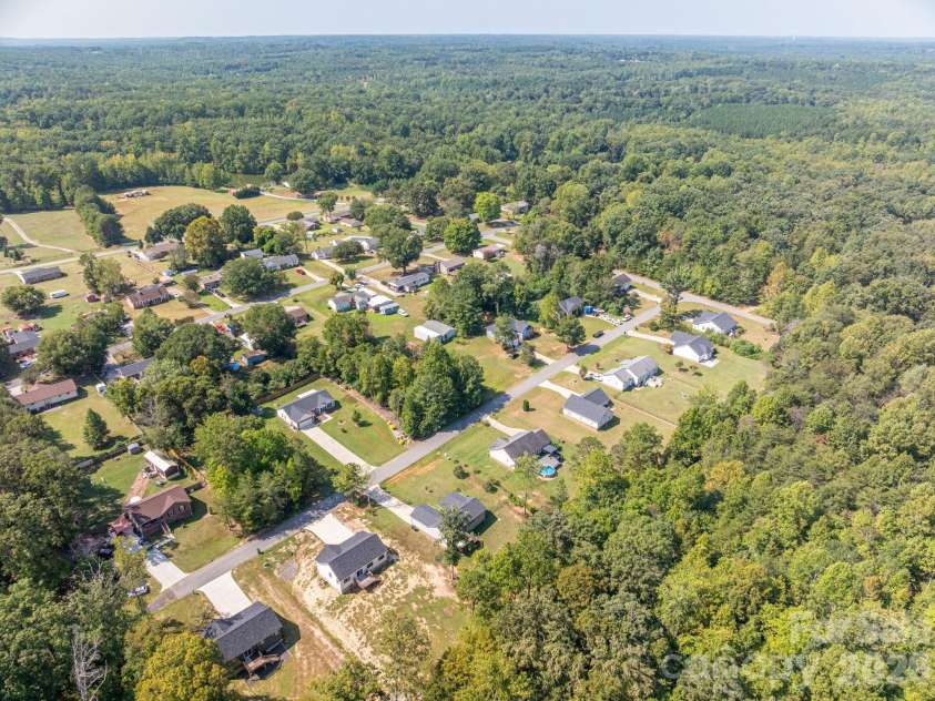 823 Limerick Drive, Dallas, NC 28034.  MLS# CAR4428382, YatesRealty ID 53240. 