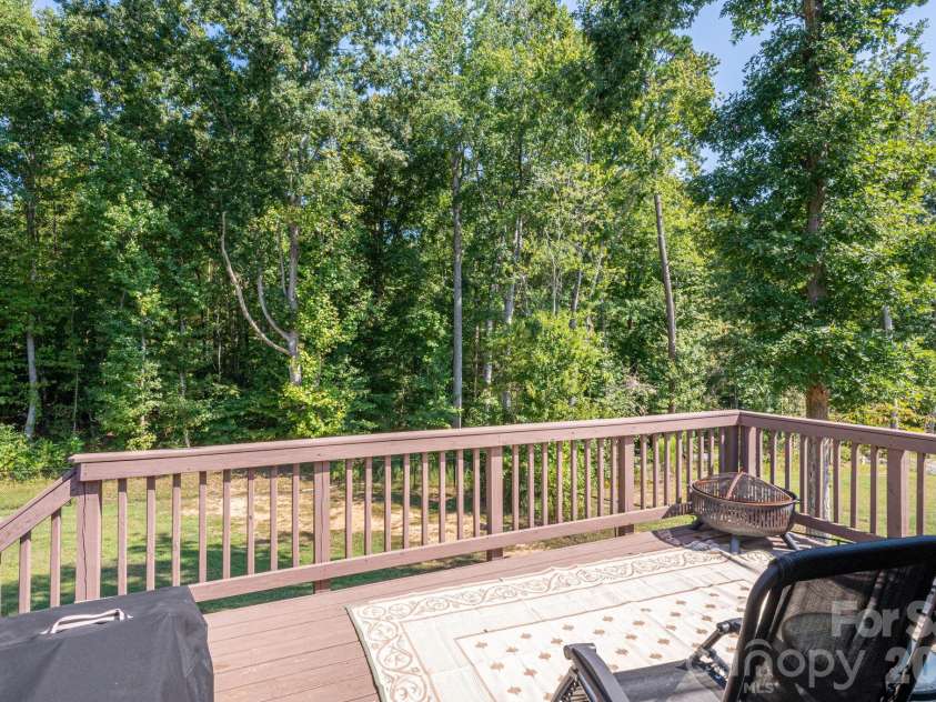 823 Limerick Drive, Dallas, NC 28034.  MLS# CAR4428382, YatesRealty ID 53240. 