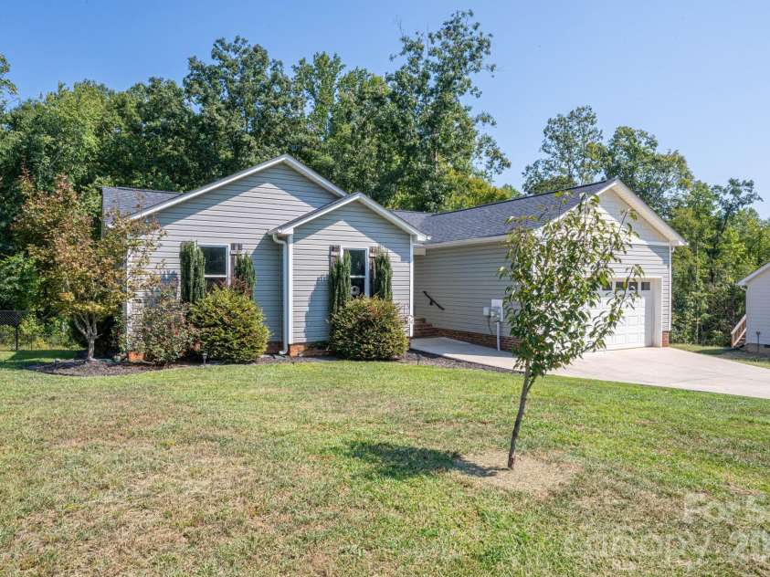 823 Limerick Drive, Dallas, NC 28034.  MLS# CAR4428382, YatesRealty ID 53240. 
