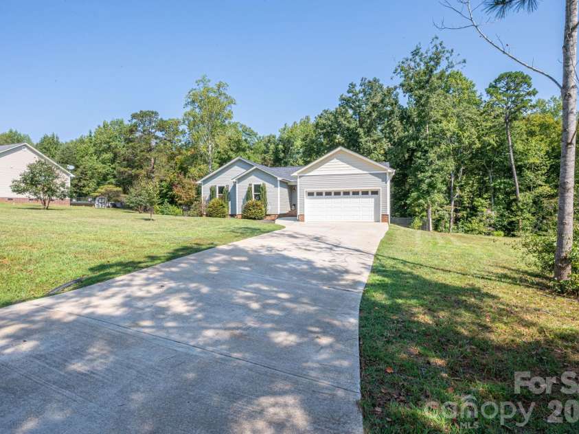 823 Limerick Drive, Dallas, NC 28034.  MLS# CAR4428382, YatesRealty ID 53240. 