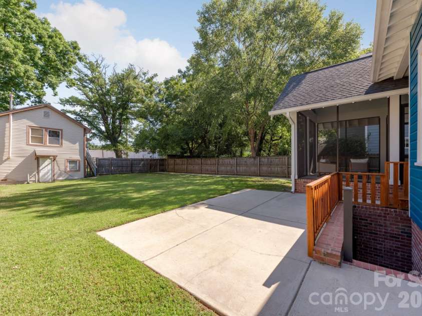 416 Park Avenue, Charlotte, NC 28203.  MLS# CAR4427323, YatesRealty ID 53248. Backyard Patio