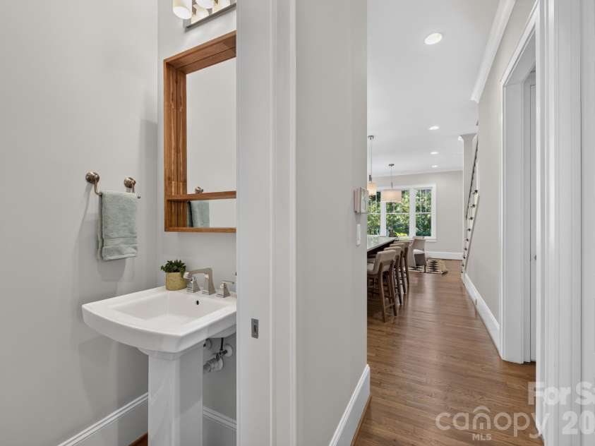 416 Park Avenue, Charlotte, NC 28203.  MLS# CAR4427323, YatesRealty ID 53248. Powder Room on Main Level