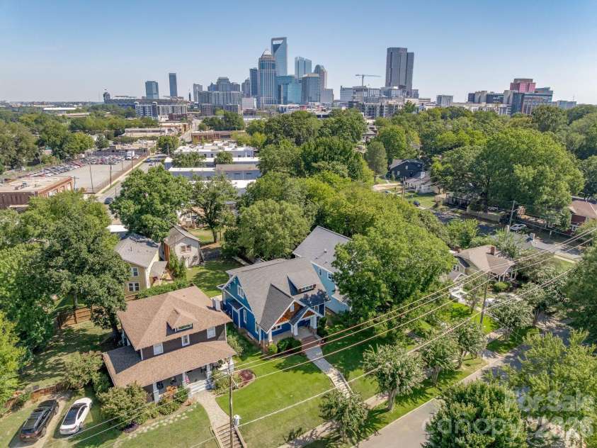 416 Park Avenue, Charlotte, NC 28203.  MLS# CAR4427323, YatesRealty ID 53248. This Custom Home is CLOSE to Everything.
