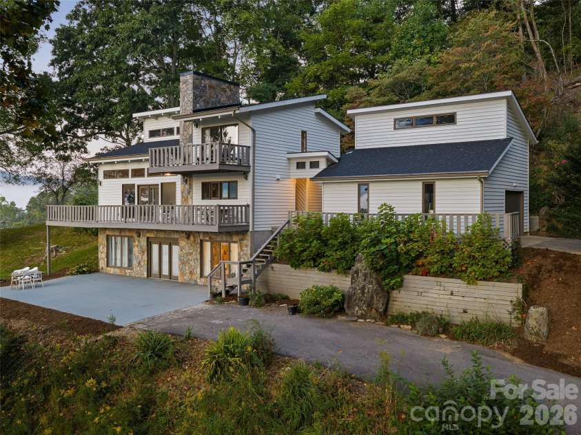 343 Mountain View Road, Burnsville, NC 28714.  MLS# CAR4427505, YatesRealty ID 53251. 