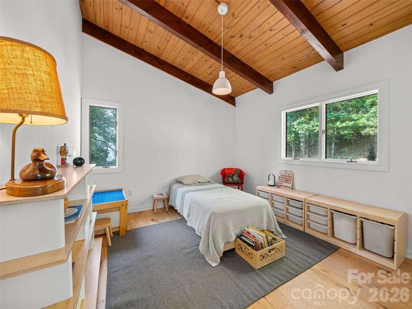 343 Mountain View Road, Burnsville, NC 28714.  MLS# CAR4427505, YatesRealty ID 53251. 