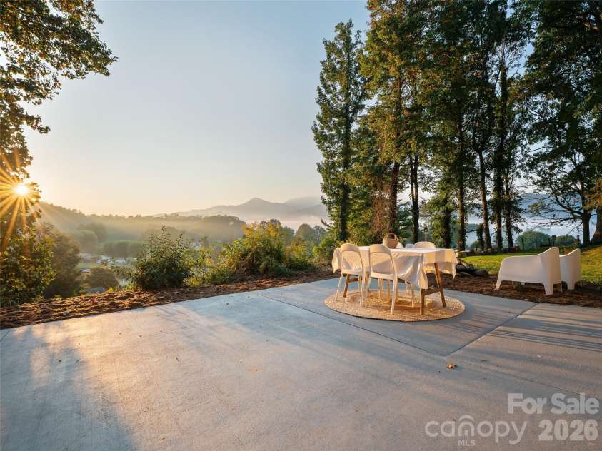 343 Mountain View Road, Burnsville, NC 28714.  MLS# CAR4427505, YatesRealty ID 53251. 