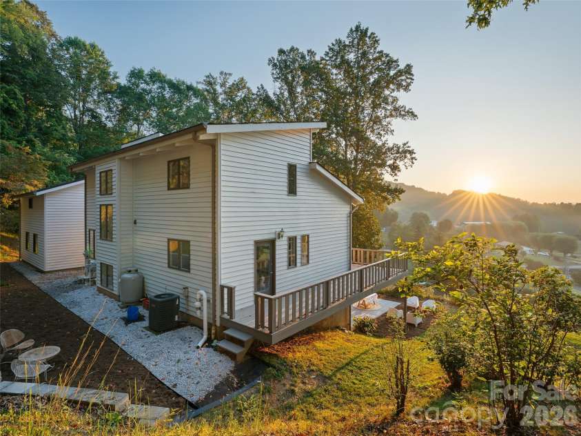 343 Mountain View Road, Burnsville, NC 28714.  MLS# CAR4427505, YatesRealty ID 53251. 
