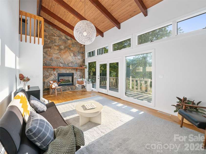 343 Mountain View Road, Burnsville, NC 28714.  MLS# CAR4427505, YatesRealty ID 53251. 