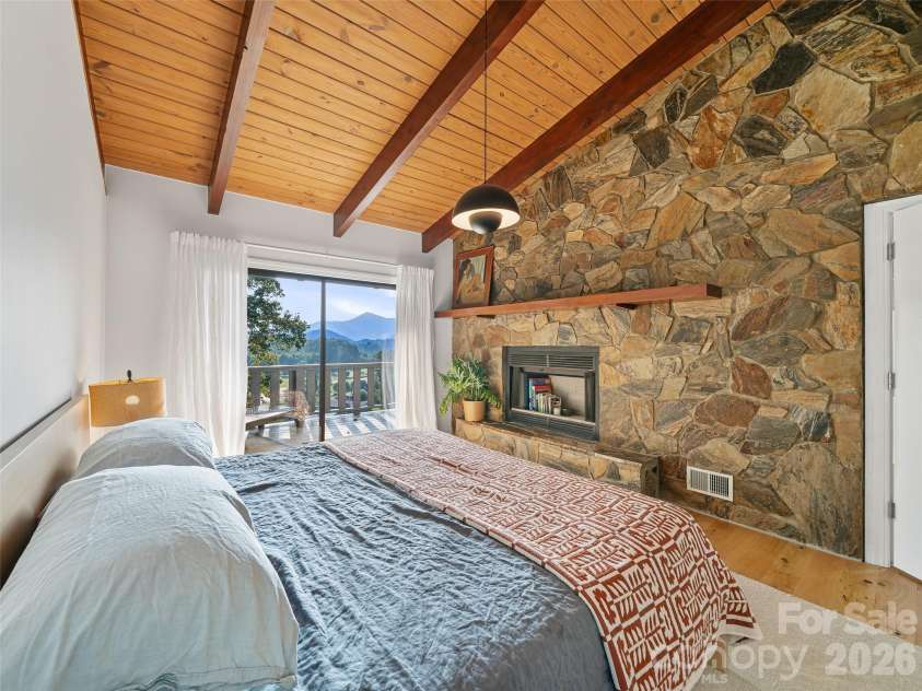 343 Mountain View Road, Burnsville, NC 28714.  MLS# CAR4427505, YatesRealty ID 53251. 