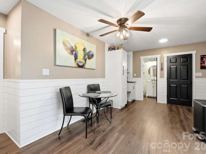 8866 Oldenburg Drive, Mount Pleasant, NC 28124.  MLS# CAR4427588, YatesRealty ID 53252. Casual Dining Area