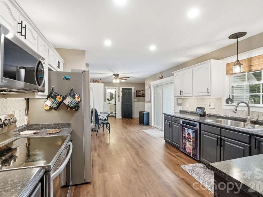 8866 Oldenburg Drive, Mount Pleasant, NC 28124.  MLS# CAR4427588, YatesRealty ID 53252. Open Kitchen with tons of cabinets and countertops