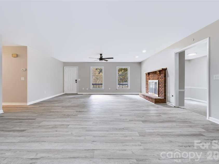 2537 Brentwood Circle, Lenoir, NC 28645.  MLS# CAR4427185, YatesRealty ID 53253. 
