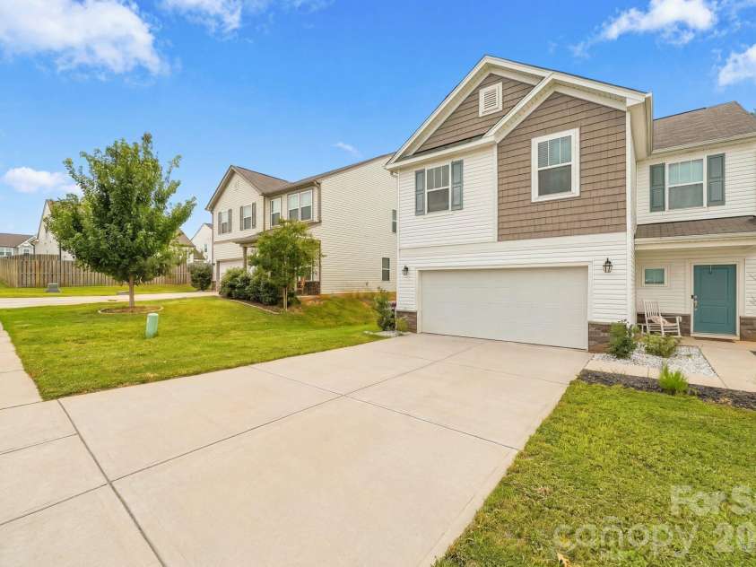 111 Batten Ridge Drive, Statesville, NC 28677.  MLS# CAR4427847, YatesRealty ID 53261. 