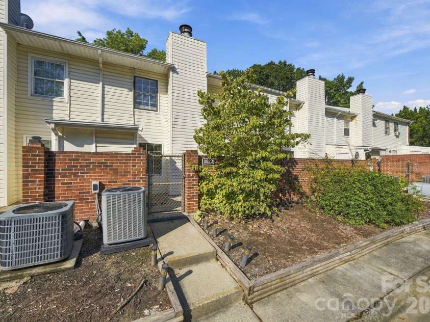 11023 Hunter Trail Lane, Charlotte, NC 28226.  MLS# CAR4428129, YatesRealty ID 53262. 