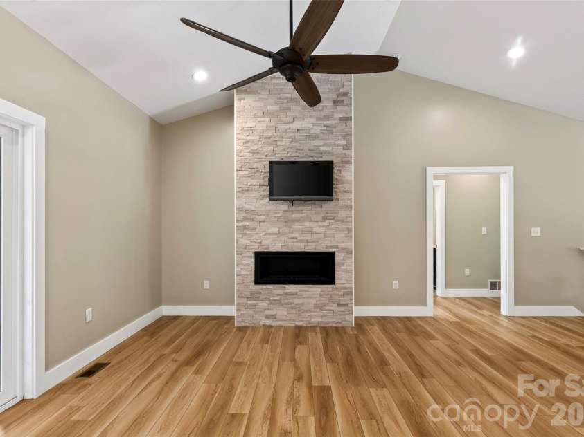 131 Ridge Road, Candler, NC 28715.  MLS# CAR4427732, YatesRealty ID 53263. 