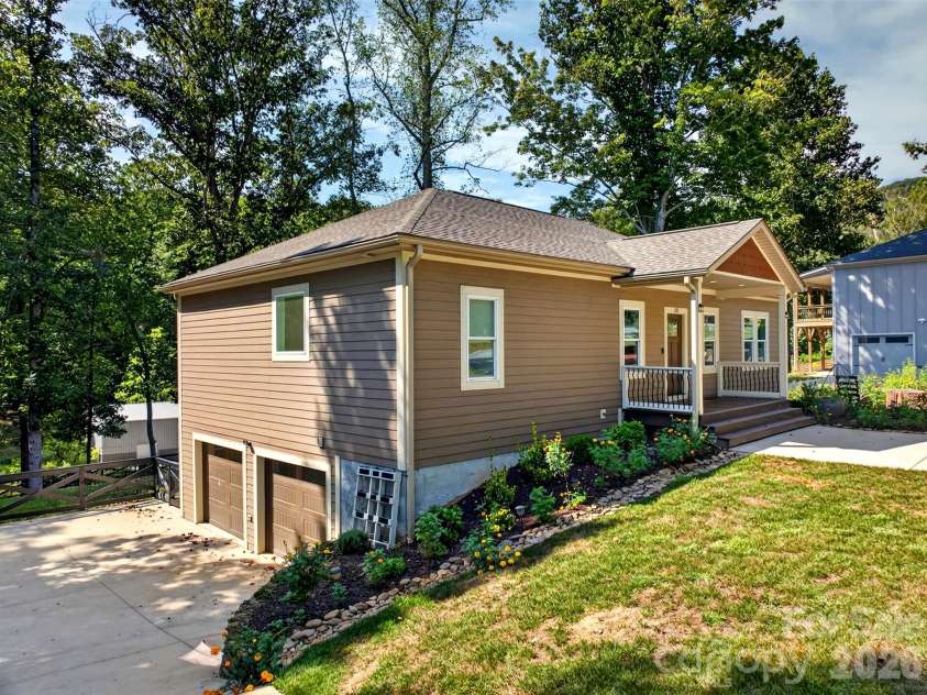 131 Ridge Road, Candler, NC 28715.  MLS# CAR4427732, YatesRealty ID 53263. 