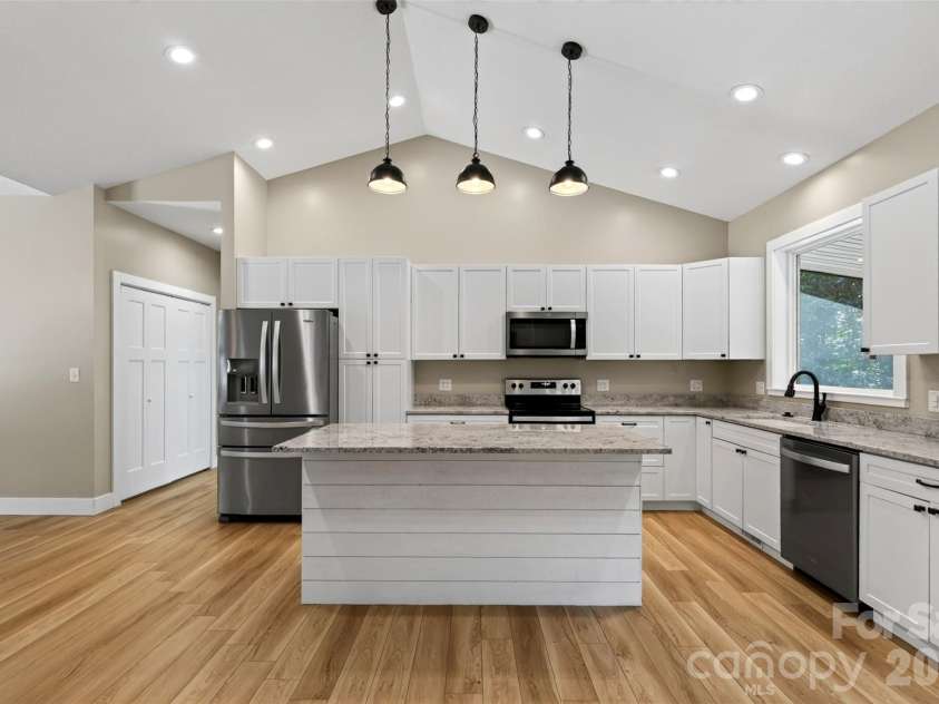 131 Ridge Road, Candler, NC 28715.  MLS# CAR4427732, YatesRealty ID 53263. Room to host!