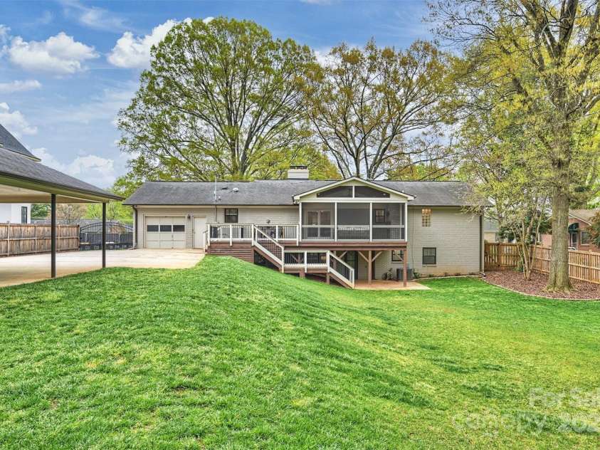 500 Lansdowne Road, Charlotte, NC 28270.  MLS# CAR4240388, YatesRealty ID 5327. 