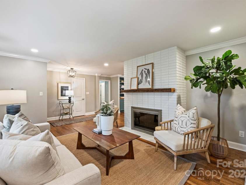 500 Lansdowne Road, Charlotte, NC 28270.  MLS# CAR4240388, YatesRealty ID 5327. Family Room on Main Level