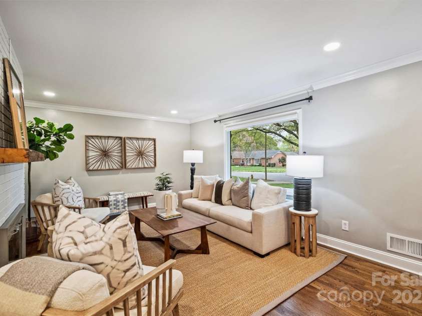 500 Lansdowne Road, Charlotte, NC 28270.  MLS# CAR4240388, YatesRealty ID 5327. Family Room on Main Level