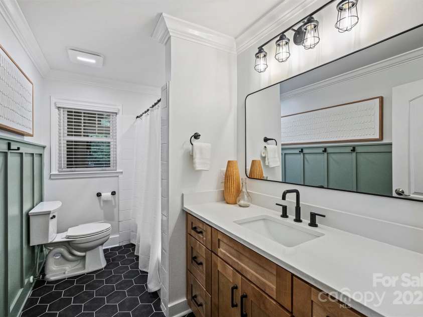500 Lansdowne Road, Charlotte, NC 28270.  MLS# CAR4240388, YatesRealty ID 5327. Full Bath off Hallway on Main Level