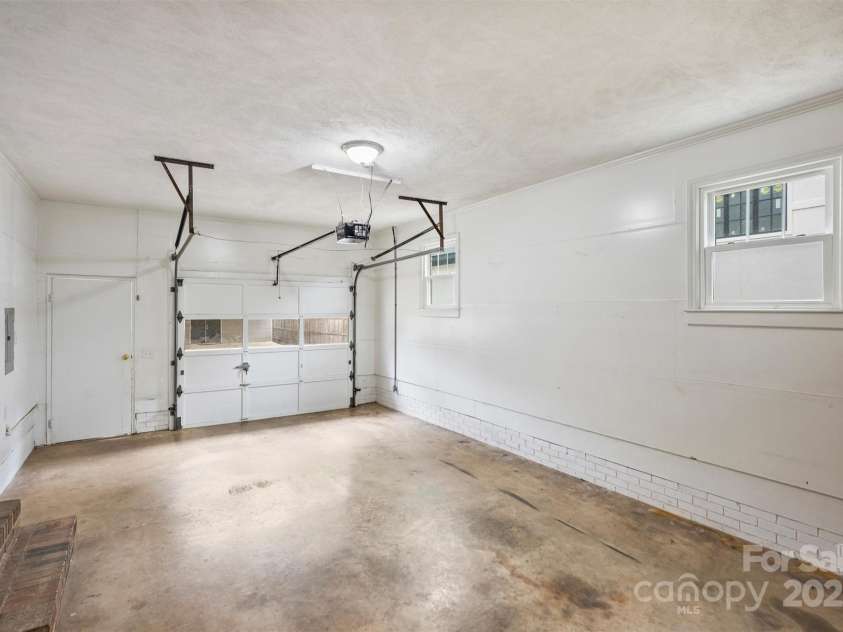 500 Lansdowne Road, Charlotte, NC 28270.  MLS# CAR4240388, YatesRealty ID 5327. One-car attached garage.