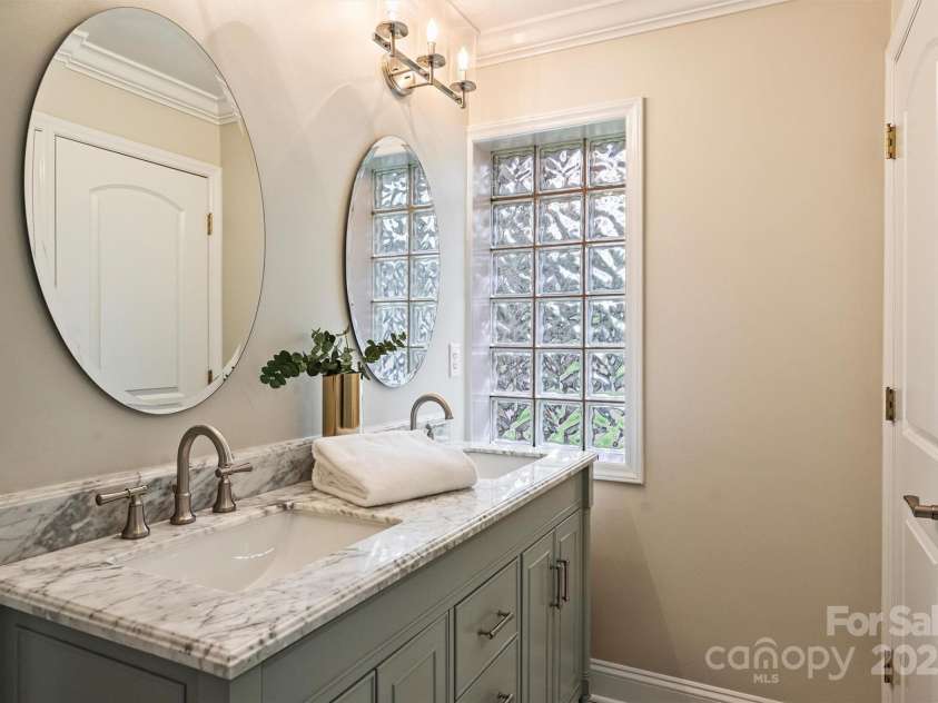 500 Lansdowne Road, Charlotte, NC 28270.  MLS# CAR4240388, YatesRealty ID 5327. Primary Bath