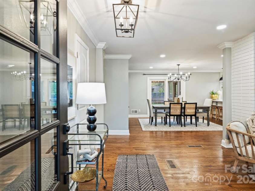 500 Lansdowne Road, Charlotte, NC 28270.  MLS# CAR4240388, YatesRealty ID 5327. Step inside to discover hardwood floors and an open floorplan.