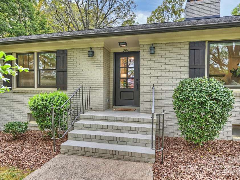 500 Lansdowne Road, Charlotte, NC 28270.  MLS# CAR4240388, YatesRealty ID 5327. Turnkey, recently updated brick ranch home with a full basement in the lovely Lansdowne community.