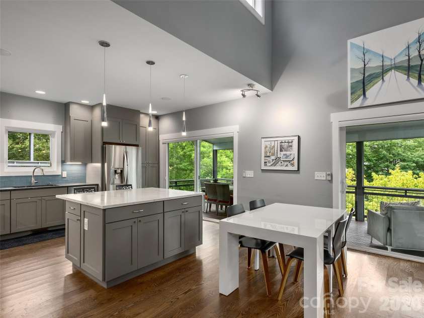 10 Birdhouse Row, Asheville, NC 28801.  MLS# CAR4426008, YatesRealty ID 53273. 