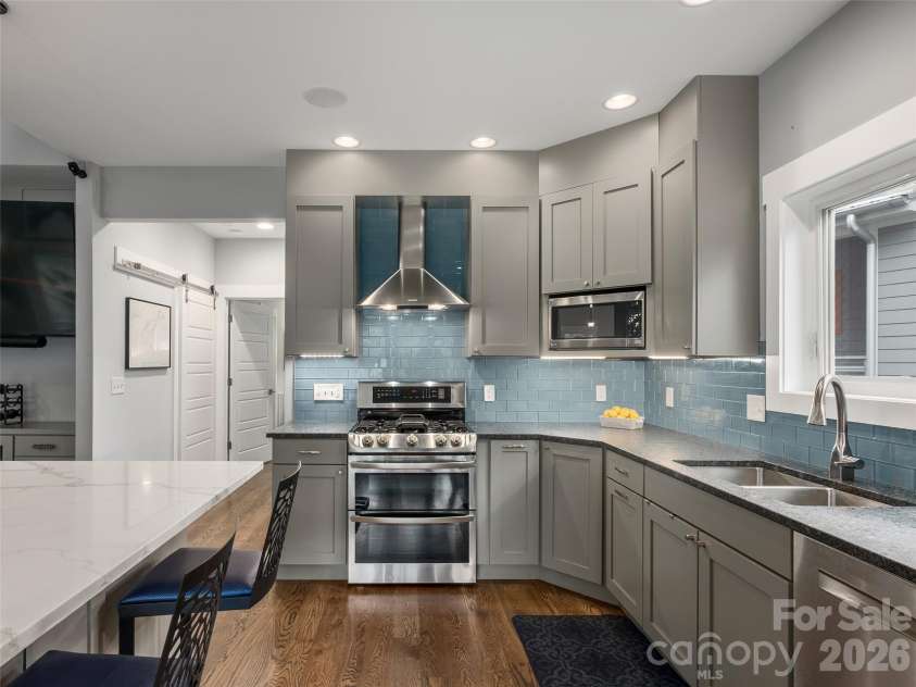 10 Birdhouse Row, Asheville, NC 28801.  MLS# CAR4426008, YatesRealty ID 53273. 